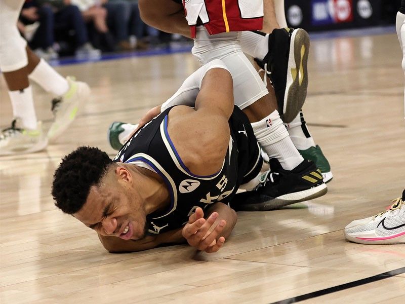 Bucks' Giannis, Grizzlies' Morant hit with injuries; Lakers, Heat win