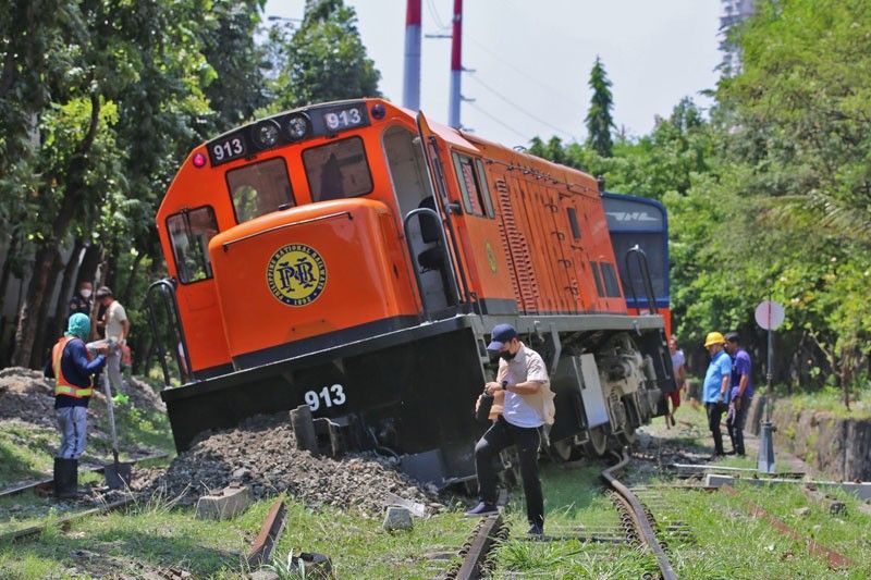 Tren nadiskaril sa Makati