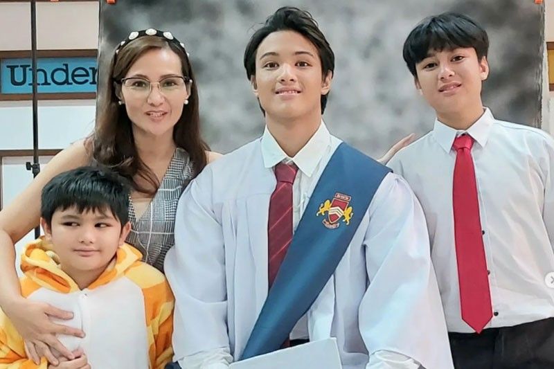 Gladys, nag-multitasking sa graduation ng anak