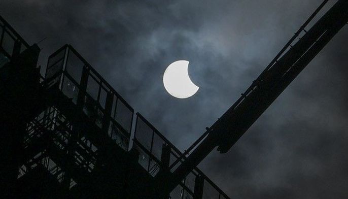 Pacific solar eclipse dazzles stargazers
