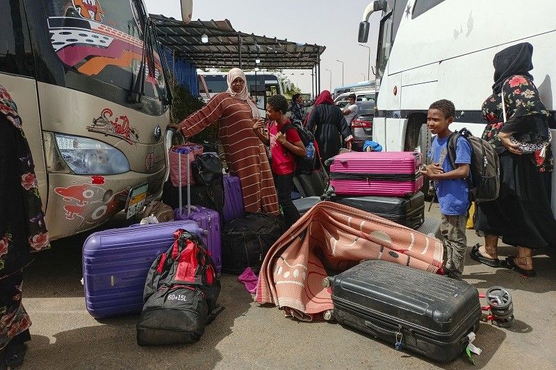 2 Pinoy officials nadisgrasya habang tinutulungan OFWs sa Sudan-Egypt border