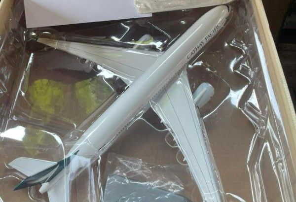 Cathay Pacific menggantikan pesawat mainan penumpang yang dihancurkan oleh Bea Cukai NAIA
