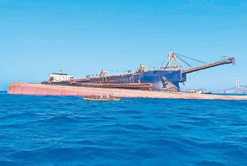 Tanker, kapal keruk bertabrakan dengan Corregidor;  2 mati