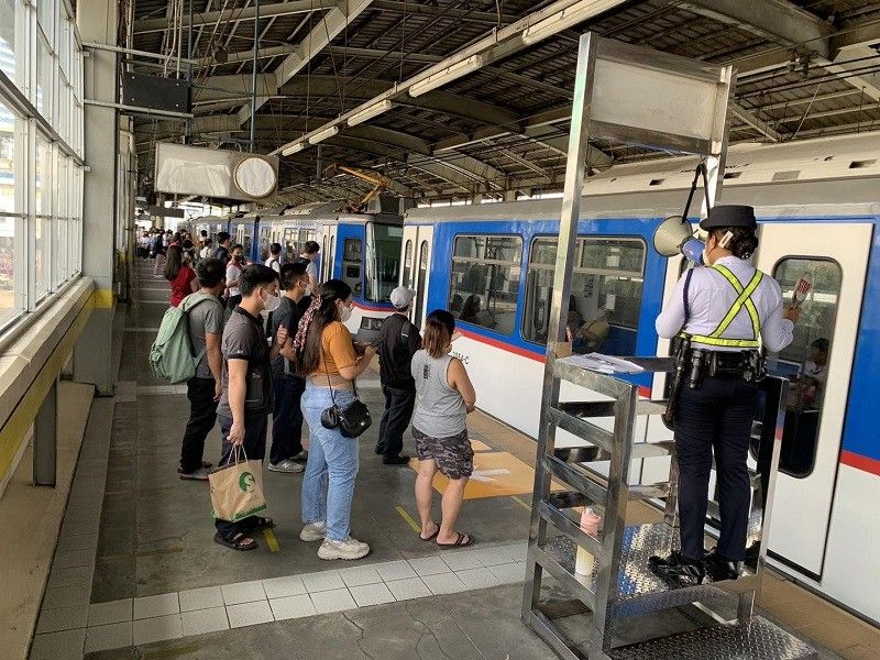 4 MRT-3 passengers injured after emergency brakes used