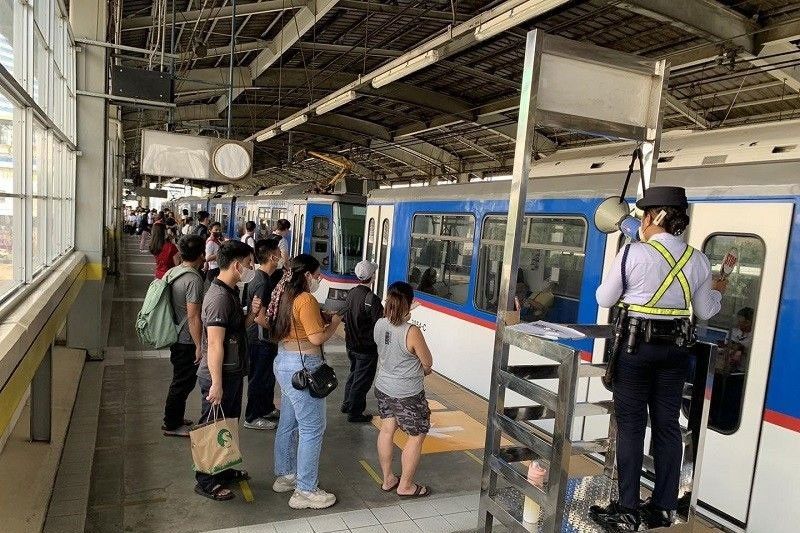 4 hurt as MRT-3 train uses emergency brakes