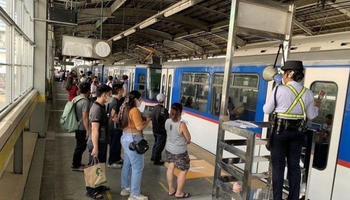 4 hurt as MRT-3 train uses emergency brakes