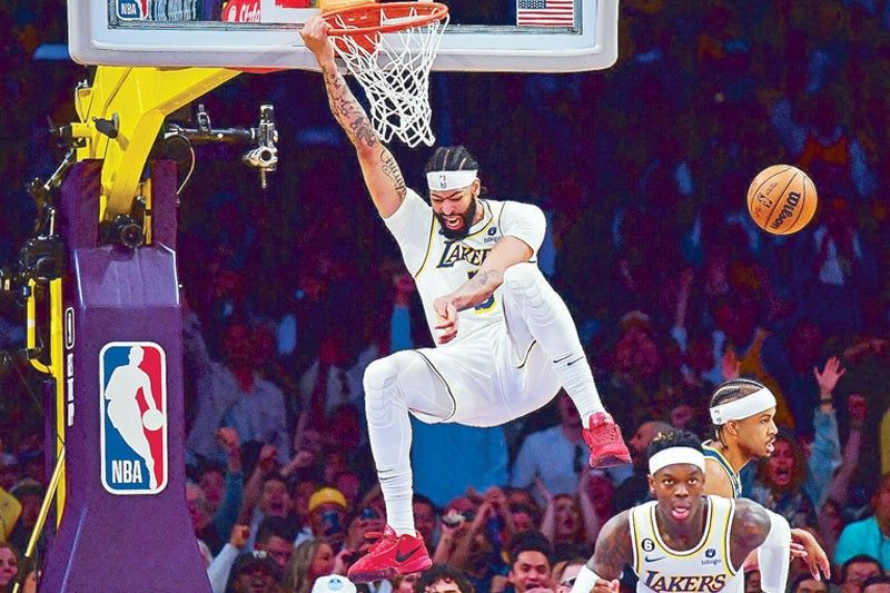 Lakers, Heat move up 2-1 vs Warriors, Knicks