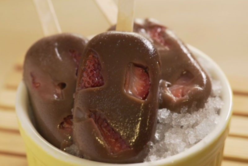 Make your own refreshing Chocolate Strawberry Popsicles