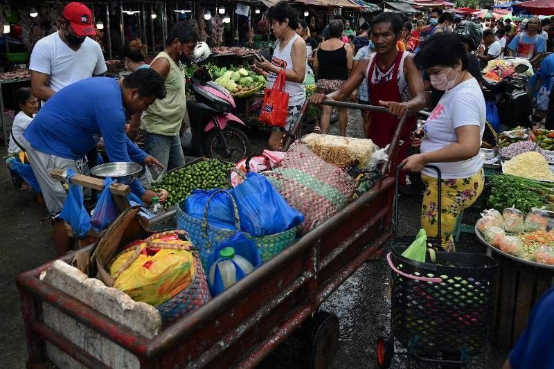 Half of Filipino families still rate themselves poor â�� SWS