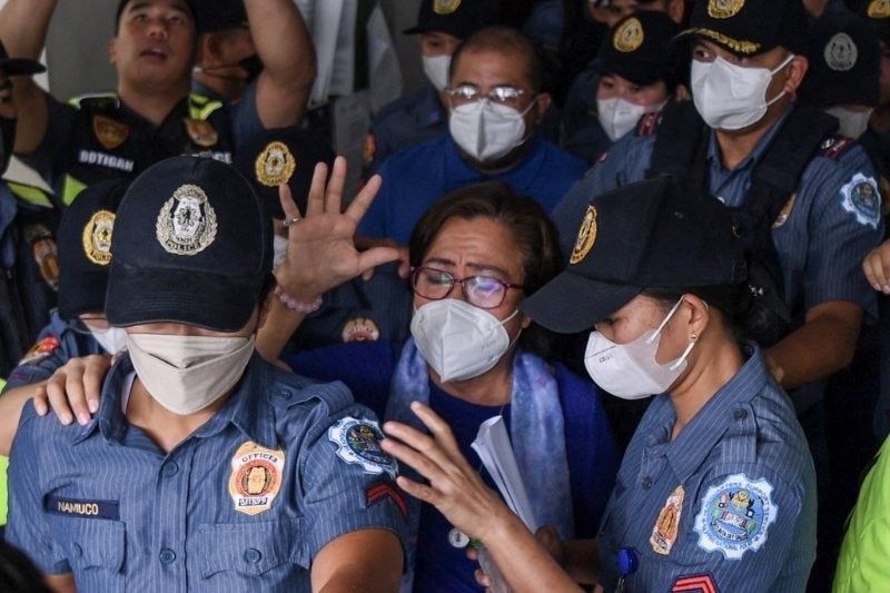 Panawagang i-withdraw ang 3rd drug case ni De Lima, tinutulan ni Remulla