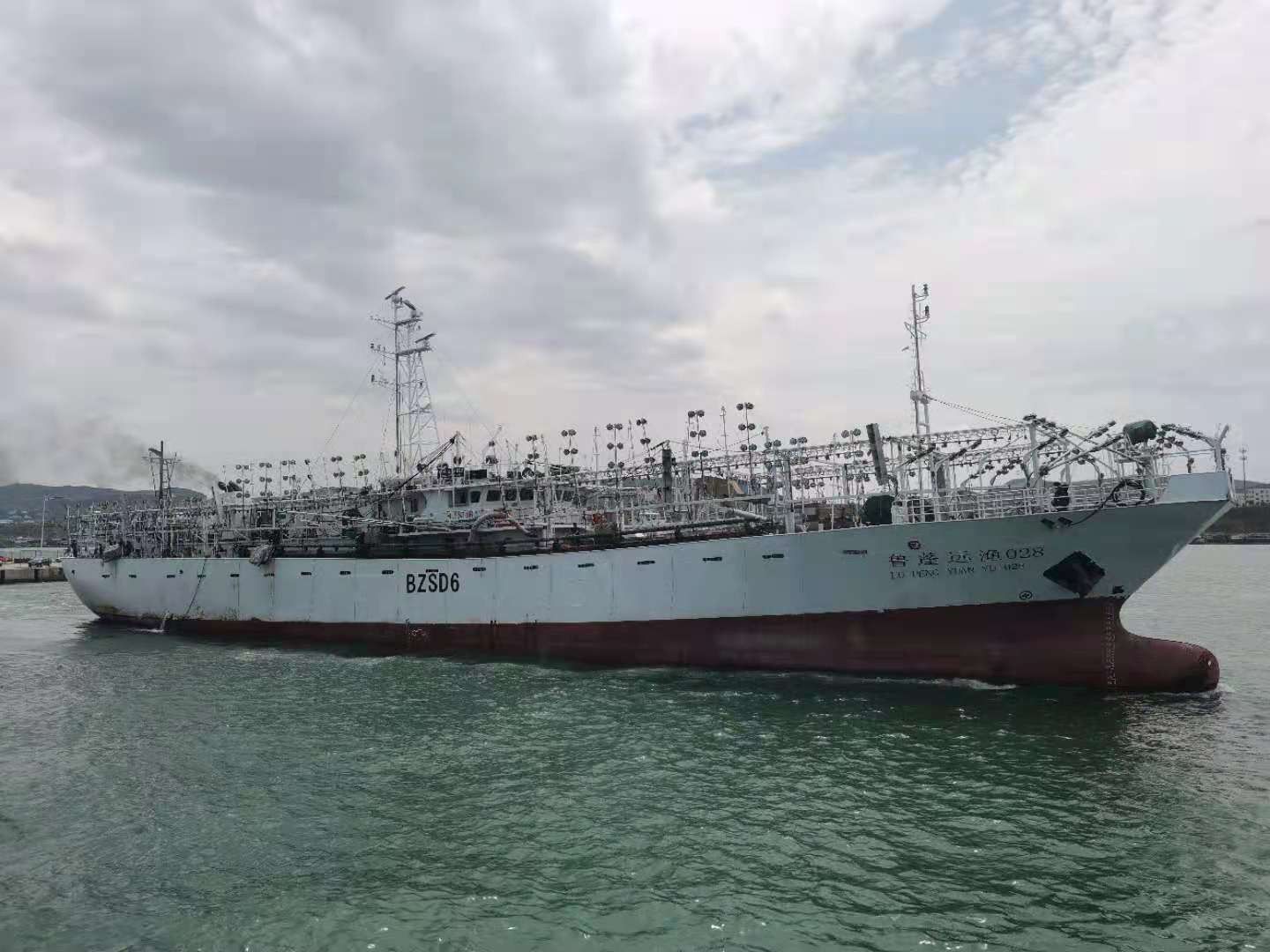 Penjaga Pantai menjanjikan bantuan kepada keluarga 5 Pinoy di kapal Cina yang terbalik