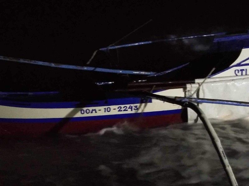 Coast Guard nasagip 7 katao sa paglubog ng bangka sa Occidental Mindoro