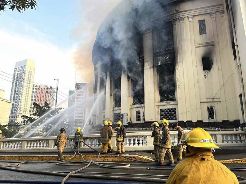 Kebakaran besar melanda Kantor Pos Pusat Manila yang ikonis