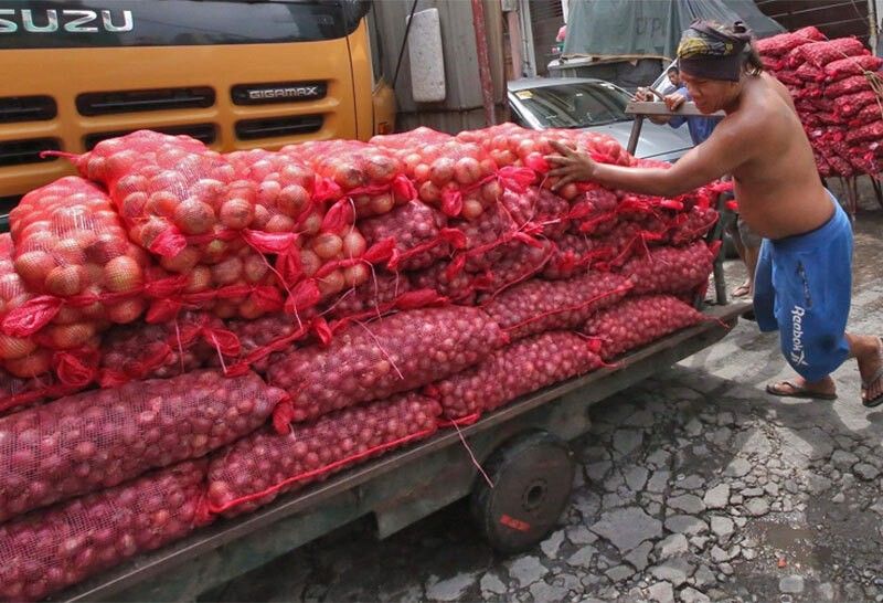 Murang sibuyas at bigas dinumog sa Kadiwa Center sa harap ng DA