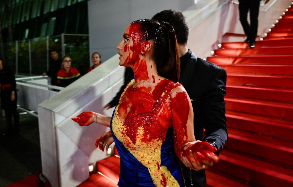 Pengunjuk rasa Ukraina menutupi dirinya dengan darah palsu di karpet merah Cannes