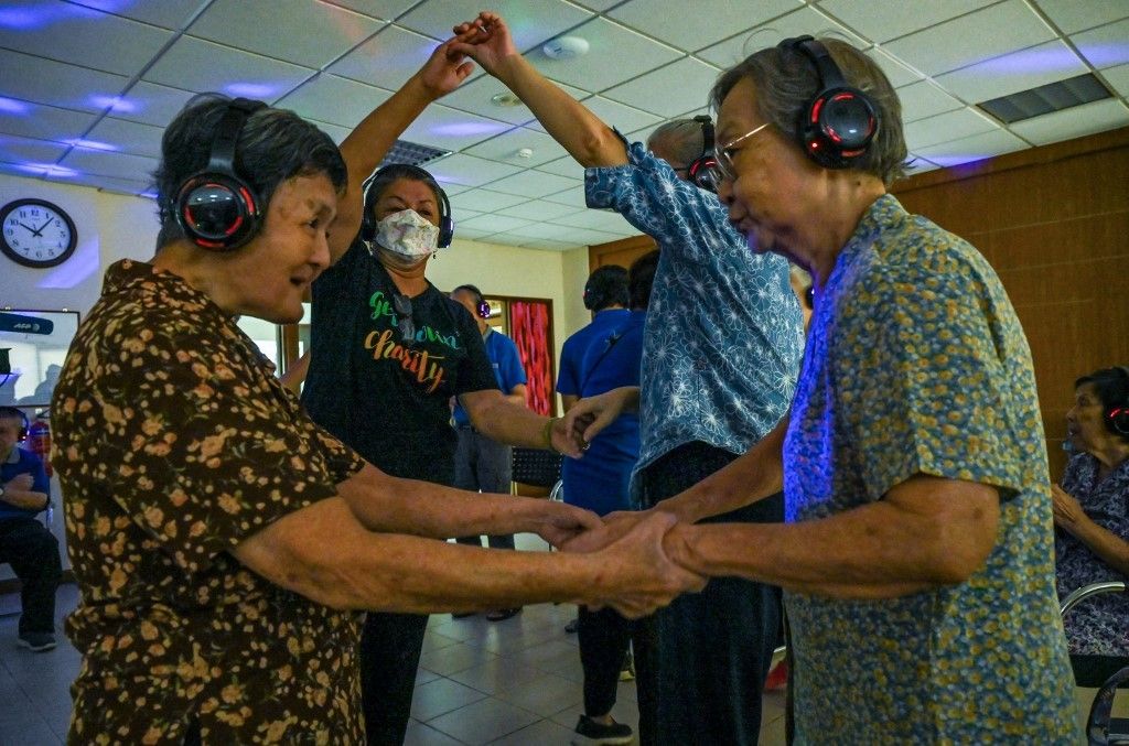 Singaporeans with dementia find their groove at silent disco