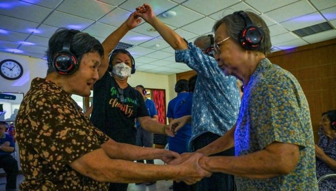 Singaporeans with dementia find their groove at silent disco
