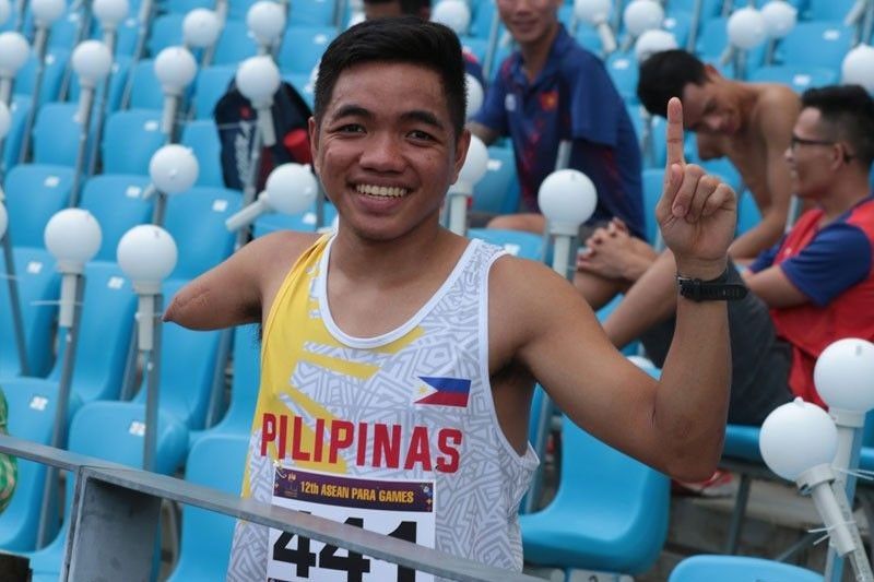 Reyes reigns in 800m, sparks 4-gold haul