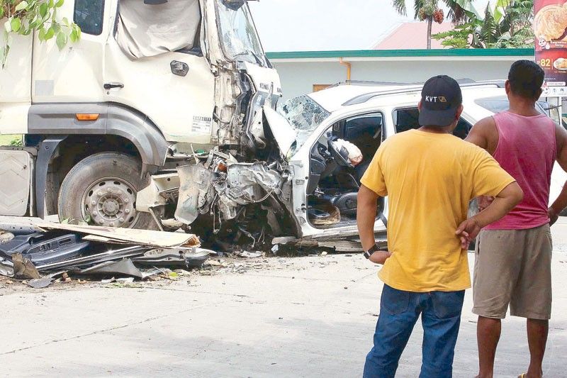 3 Koreans, 2 Pinoys dead in Bulacan road mishap