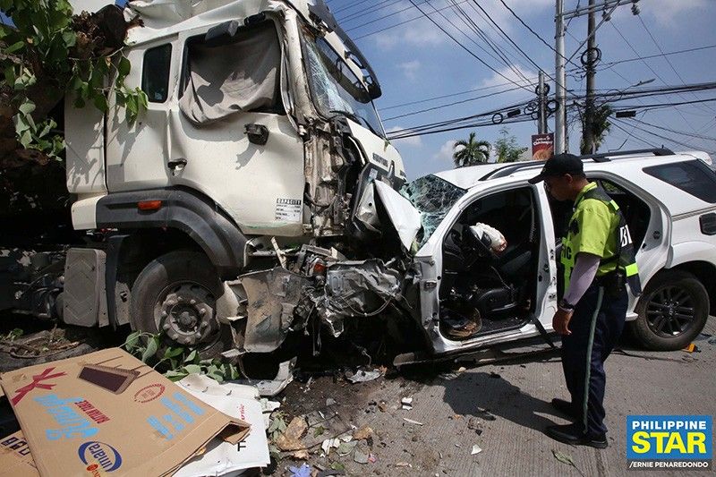 SUV vs 22-wheeler truck: 5 utas