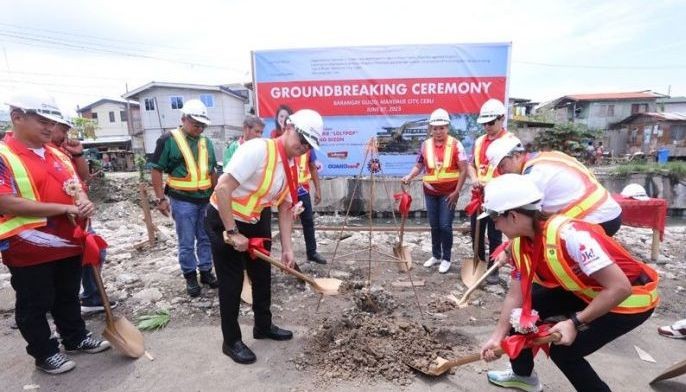 Officials of the Department of Public Works and Highways and Mandaue Lone District Rep.  Emmarie Ouano-Dizon led the groundbreaking of a P220-million flood control projects in the city.   