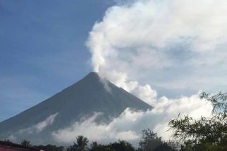 This handout photo made available by Kristin Moral shows the Mount Mayon spewing white smoke as seen from Camalig on June 8, 2023 Hundreds of families living around Mount Mayon in central Albay province are expected to be moved to safer areas after the Philippine Institute of Volcanology and Seismology raised a &quot;hazardous eruption&quot; alarm.