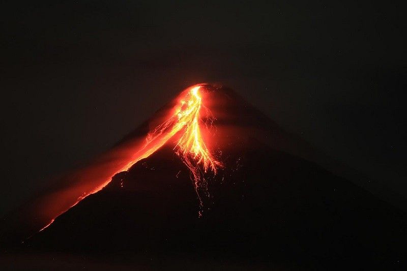 Phivolcs: Pag-aalburoto ng Bulkang Mayon posible 'tumagal ng ilang buwan'