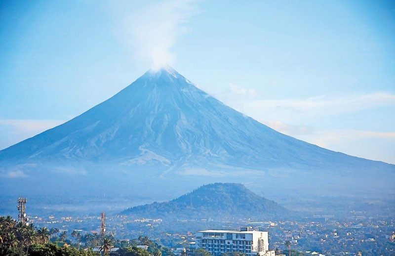 Malakas na pagsingaw sa Taal Volcano naitala ng Phivolcs