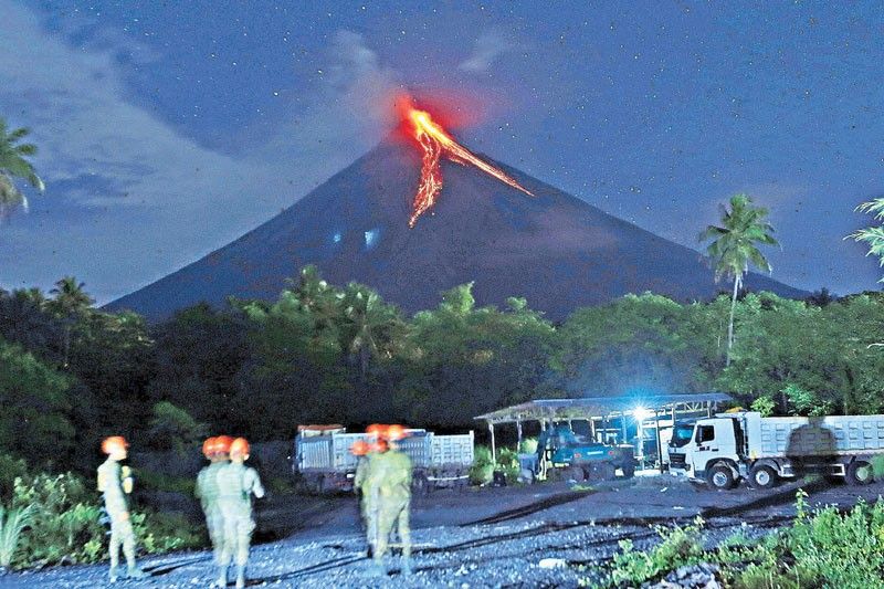 Mayon ashfall reaches foot-slope villages; Evacuees swell to 20,000