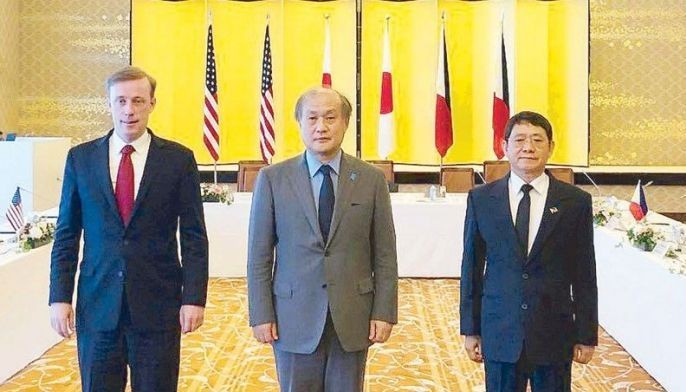 フィリピン、日本、米国は三国間協力を深めることを誓約