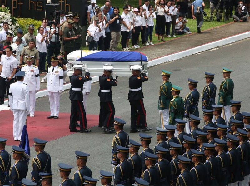 Heroâs burial for Biazon