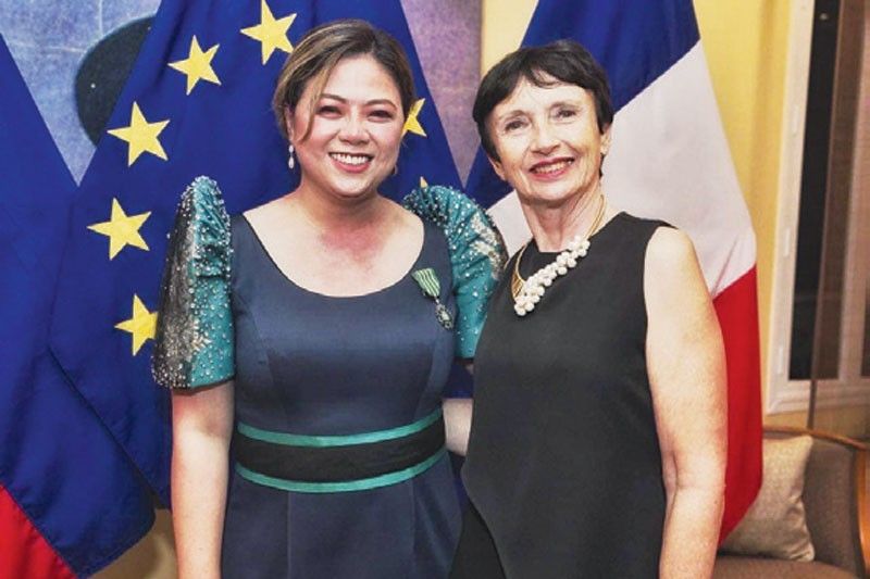 Liza DIÃ±o, nakatanggap ng parangal katulad kay Michelle Yeoh