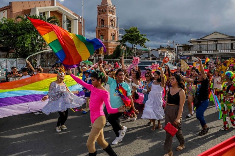 Majority of Filipinos view gays, lesbians as trustworthy, contributors to society â�� SWS