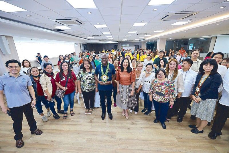 Top ILO officials visit Quezon City center for migrant workers