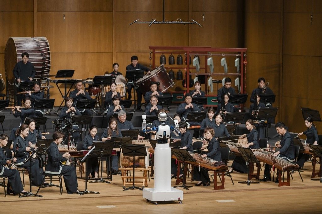 Orchestra-conducting robot wows audience in S. Korean capital