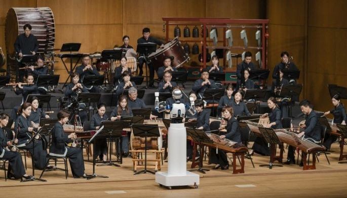 오케스트라를 이끄는 로봇이 한국의 수도에서 청중을 놀라게 합니다.