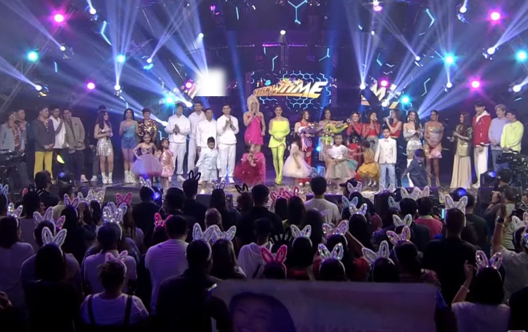 'Kapamilya, Kapuso unite!': 'It's Showtime' debuts on GTV with star-studded production