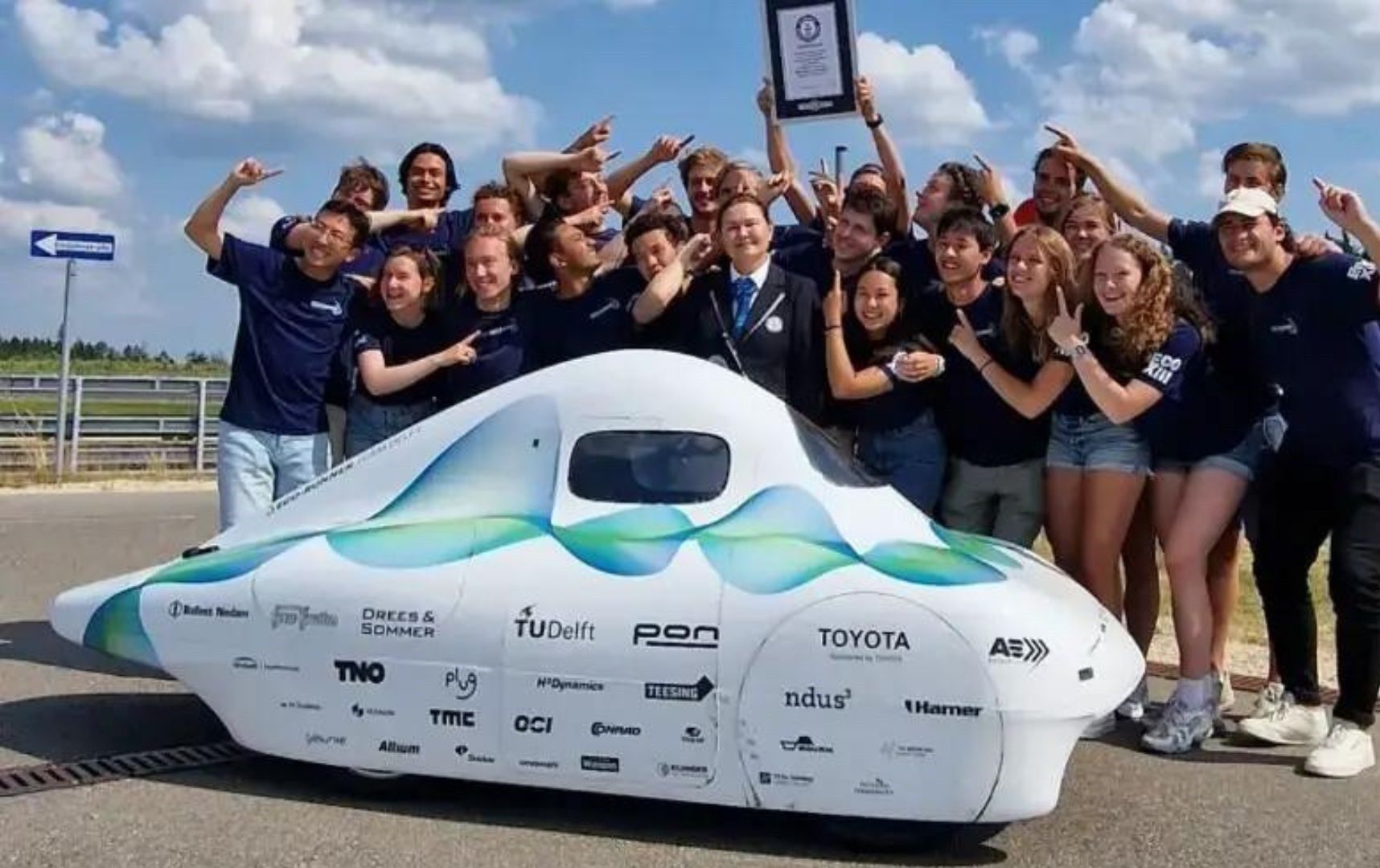 Hydrogen-fueled car sets new Guinness World Record