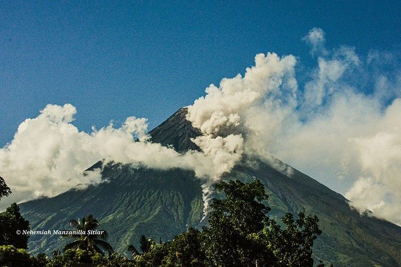 Mayon nagbuga ng higit 1K toneladang sulfur dioxide