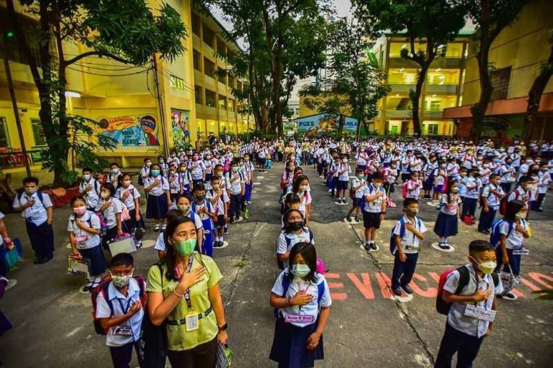 8 out of 10 Filipinos want school break in April, May â commissioned poll