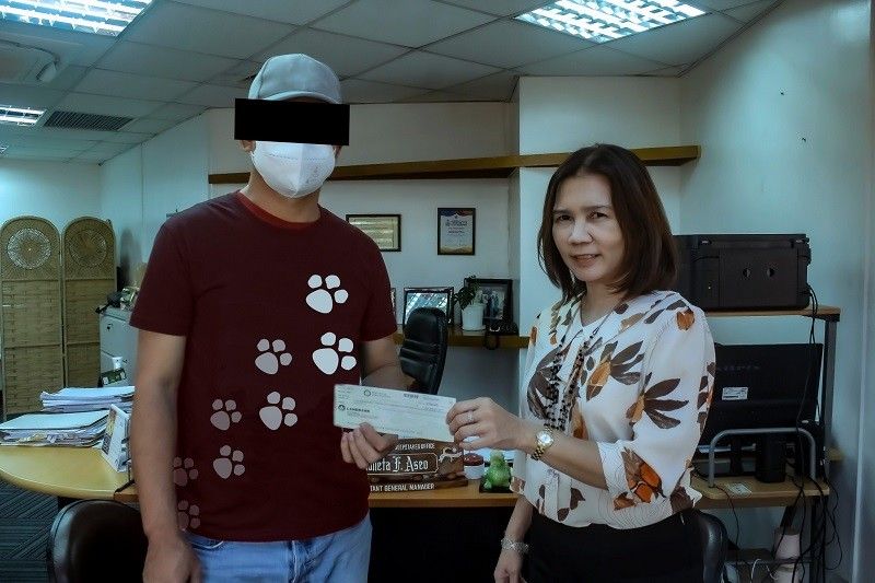 Taga-Nueva Ecija kinubra P366-M lotto jackpot; netizens pinuna 'edited' shirt ng nanalo