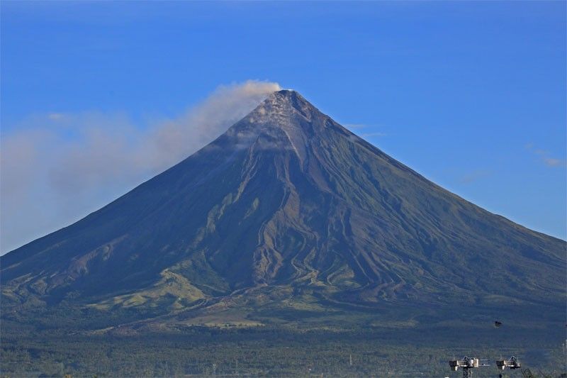 Mayonâs lava, debris spill over upper slope