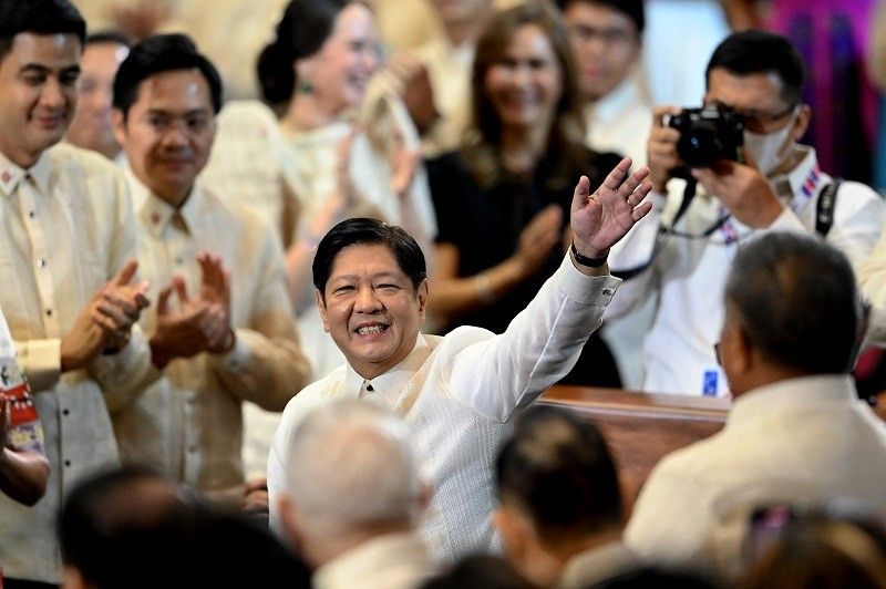 Marcos highlights 'connectivity', leaves out other transpo issues