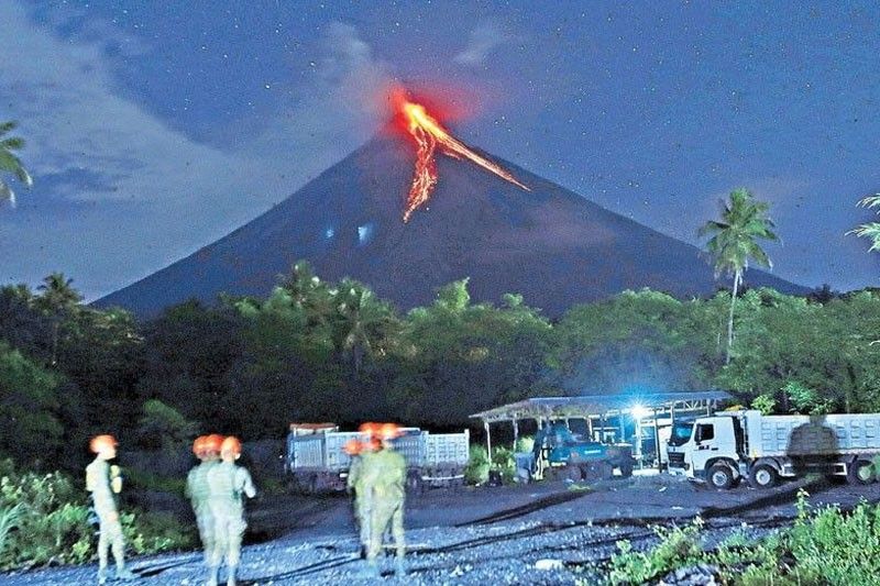 Lava sa Bulkang Mayon, patuloy ang pagdaloy