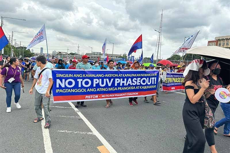 Marcos supporter delays jeepney strike on SONA day by blocking transport groups' path