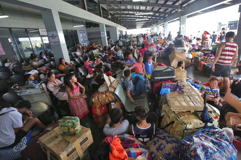 Daan-daang biyahero na-stranded sa Port of Manila