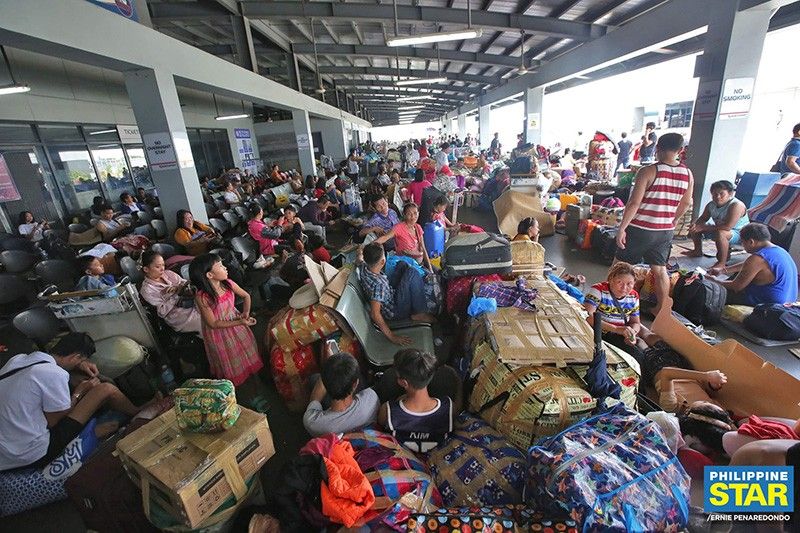 Libong pasahero stranded sa mga pier sa bansa