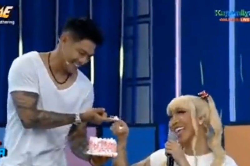 Showtime nilitis/ginisa ng MTRCB sa subuan ng cake nina Vice at Ion, fans umalma!