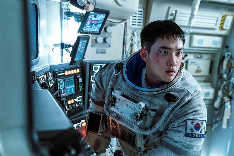 EXOâs Doh Kyung Soo is an astronaut stranded in space in âThe Moonâ