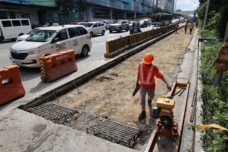 MRT-7 construction work causes EDSA traffic jam